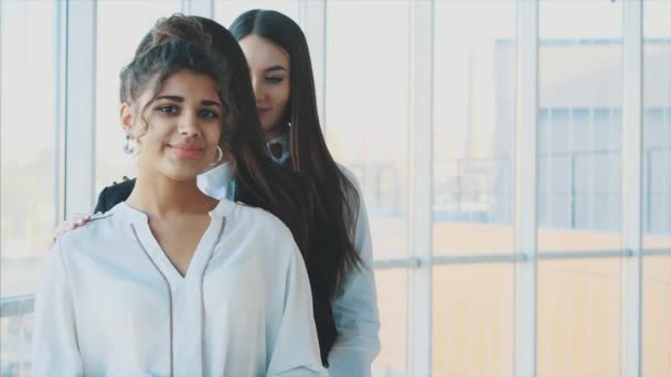 Tres chicas de negocios bajando la cabeza sonriendo, demostrando su efectiva integración y éxito en los negocios . — Vídeos de Stock