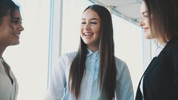 Tres chicas de negocios charlando sonriendo cuando tienen éxito en los negocios . — Vídeo de stock