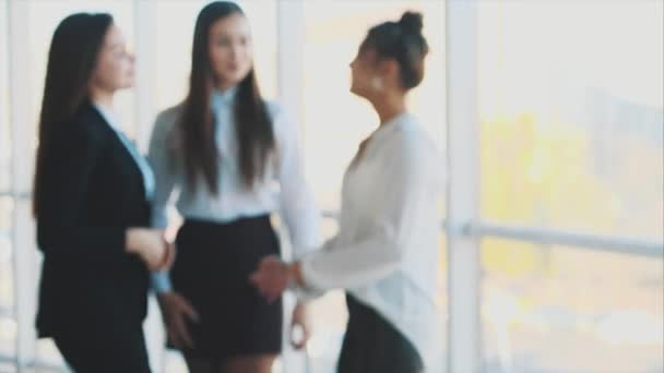 Tres chicas de negocios charlando sonriendo cuando tienen éxito en los negocios . — Vídeos de Stock