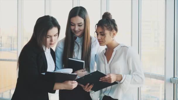 Grupo de amigáveis três pessoas de negócios multiétnicos stand in office hall, hold papers, relatório financeiro estudo . — Vídeo de Stock