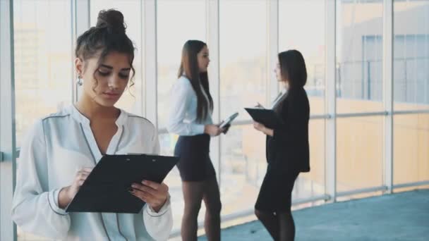 Hermosa Mujer Negocios Morena Traje Blanco Una Carpeta Documentos Mano — Vídeos de Stock