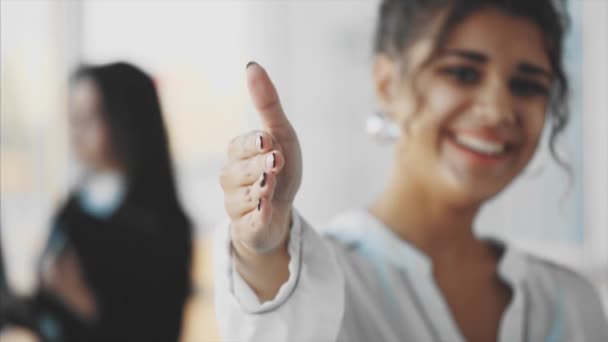 La mujer de negocios en la oficina dando su consentimiento para la firma de un contrato extiende su mano hacia adelante. Feliz sonriente mujer de negocios caucásica ocupado — Vídeos de Stock