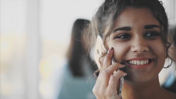 Una mujer de negocios en la oficina hablando con un smartphone. Feliz sonriente mujer de negocios caucásica ocupado — Vídeo de stock