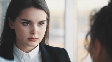 Üç iş adam ofiste.