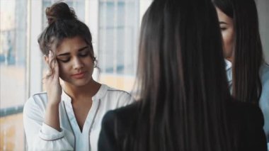 Üç iş adam ofiste.