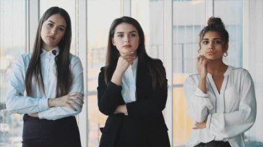 Üç genç güzel esmer iş Bayan ofiste.