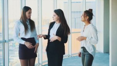 Üç genç güzel esmer iş Bayan ofiste.