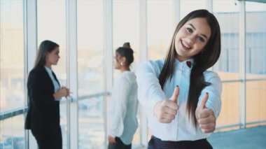 Yakışıklı genç bir neşeli gülümseyen iş kadın yüzü. İş arkadaşları bir jest sınıfın arka planı içtenlikle gösterilen gülümsüyor kopya alanı ile