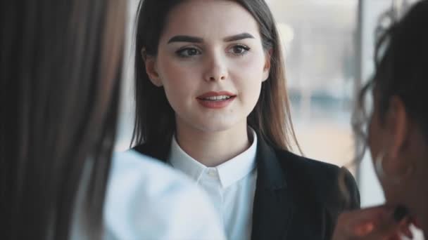 Trois belles jeunes femmes d'affaires . — Video