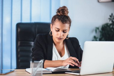 Güzel bir kız, bir proje planı ve kavram geliştirme. Bir kız bir dizüstü bilgisayarda bir Web sitesi tasarımı çizer. Bir öğrenci bir haberci iş büyüme üzerinde bir ileti yazar.