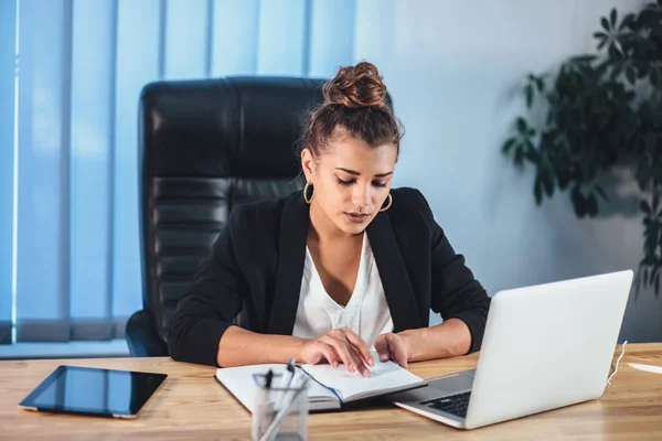 Beautiful girl, developing a project plan and concept. A girl draws a website design on a laptop. A student writes a message on business growth in a messenger. — Stock Photo, Image