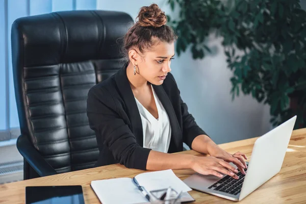 Güzel bir kız, bir proje planı ve kavram geliştirme. Bir kız bir dizüstü bilgisayarda bir Web sitesi tasarımı çizer. Bir öğrenci bir haberci iş büyüme üzerinde bir ileti yazar.