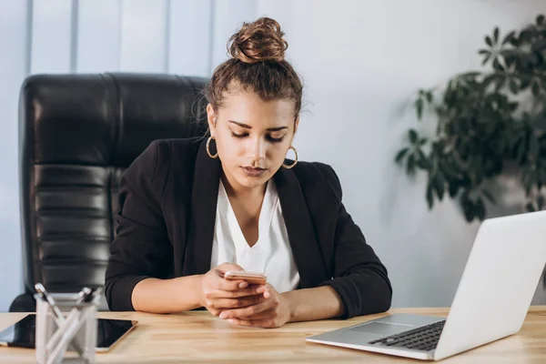 Young girl dressed in business clothes working in the office. — Stock Photo, Image