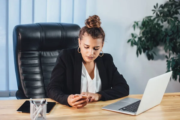 Young girl dressed in business clothes working in the office. — Stock Photo, Image