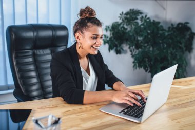 Bir iş şık siyah ceket giymiş genç güzel iş kadını.