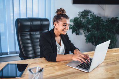 Bir iş şık siyah ceket giymiş genç güzel iş kadını.