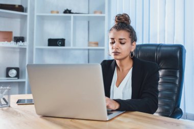 Bir iş şık siyah ceket giymiş genç güzel iş kadını.