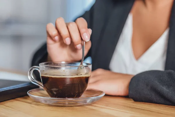 Een houten desktop met een ochtend zwart kopje koffie. — Stockfoto