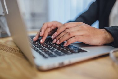 Dizüstü bilgisayarda çalışırken Office genç iş kız.
