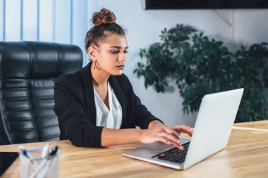 Bir iş şık siyah ceket giymiş genç güzel iş kadını.