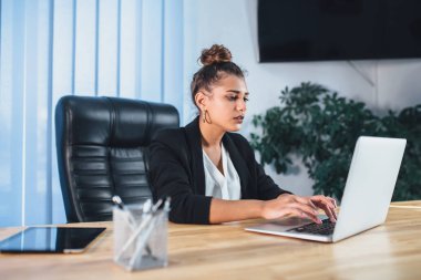 Bir iş şık siyah ceket giymiş genç güzel iş kadını.