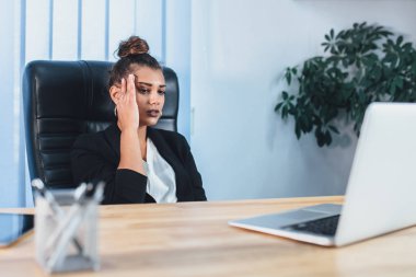 Ofiste çalışan genç iş kadını uzun.