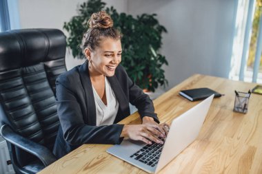 Bir iş şık siyah ceket giymiş genç güzel iş kadını.