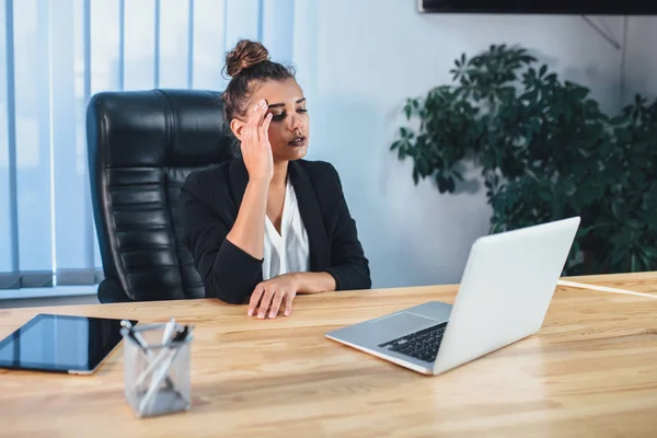 Jeune femme d'affaires travaillant au bureau est longue . — Photo