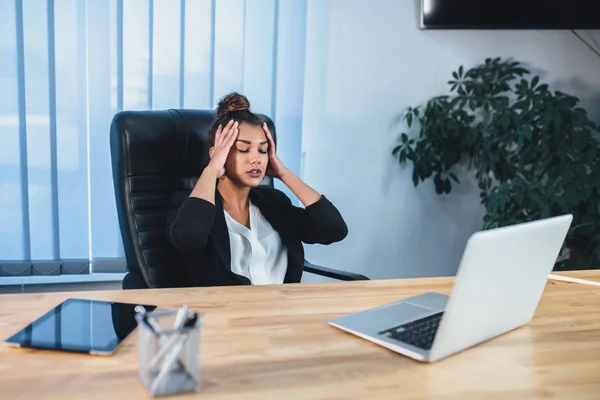 Jeune femme d'affaires travaillant au bureau est longue . — Photo