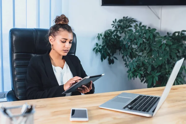 Young Pretty Smart Business Girl Works Office — Stock Photo, Image