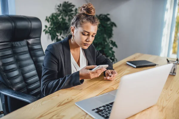 Young businesswoman is a good serious girl working in the office. — Stock Photo, Image