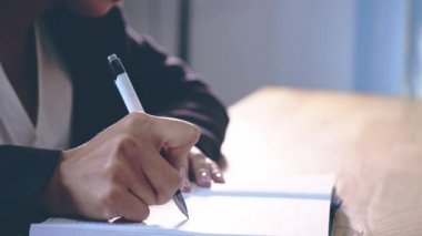 Kız ofiste oturan şık giysiler giymiş.