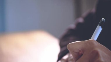 Kız ofiste oturan şık elbise giymiş. Bu süre boyunca, o bir defterde önümüzdeki yıl için iş planı kaydeder