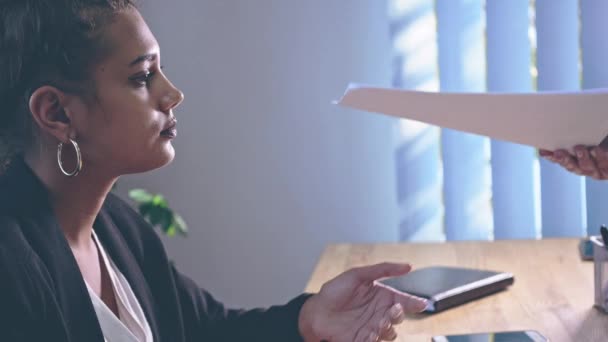 La fille est vêtue de vêtements élégants, assise dans le bureau . — Video