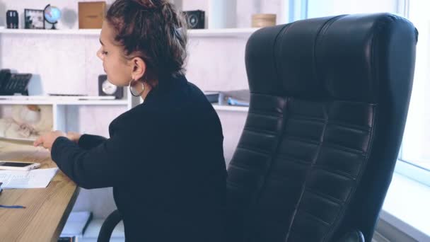 Chica Está Vestida Con Ropa Elegante Sentada Oficina Durante Este — Vídeo de stock