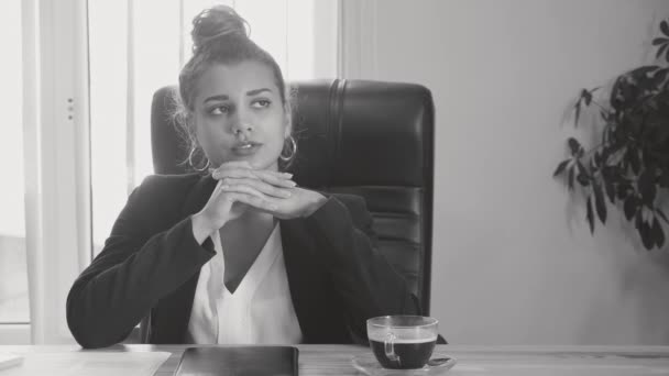 La chica está vestida con ropa elegante, sentada en la oficina . — Vídeos de Stock