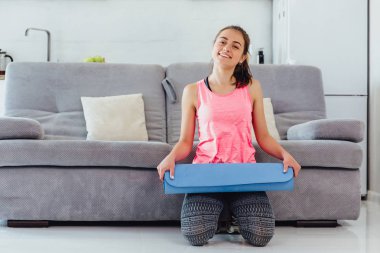 Genç kadın önce veya sonra pratik yoga