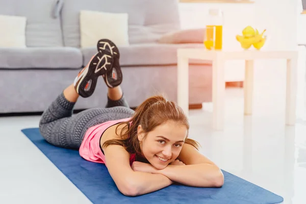 A young girl is engaged in sports regularly — Stock Photo, Image