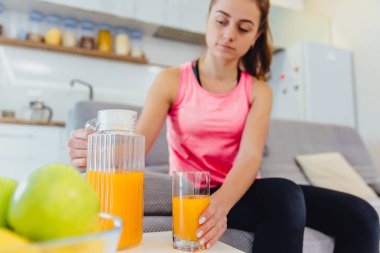 Genç bir kız beslenme kurallarına bağlı kalır..