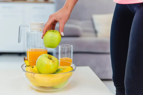 Ein junges Mädchen hält sich an die Ernährungsregeln. — Stockfoto