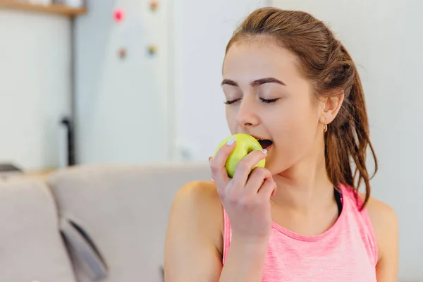 Una joven se adhiere a una alimentación saludable todos los días — Foto de Stock