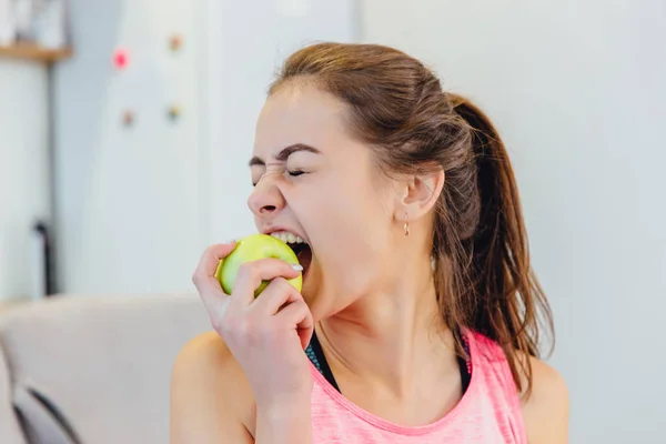 Una joven se adhiere a una alimentación saludable todos los días — Foto de Stock