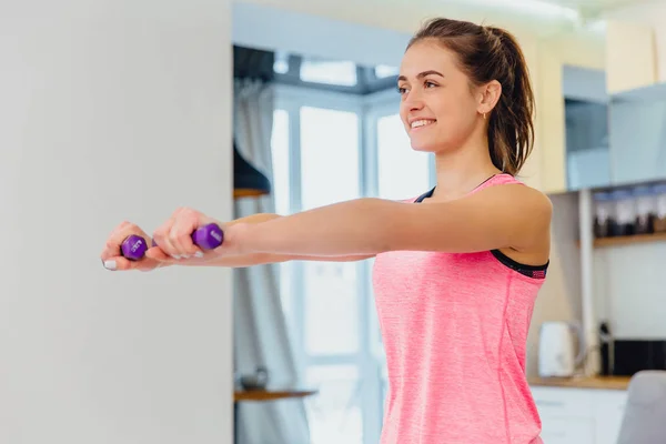 Gros plan d'une femme de forme physique faisant des poids à la maison — Photo