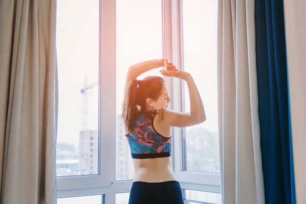 A menina regularmente esportes. Exercício matinal — Fotografia de Stock