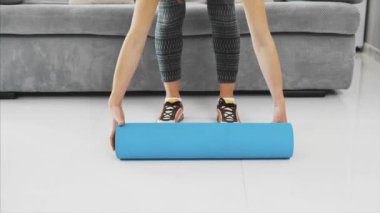 Kadın karmaşık mavi yoga ya da fitness mat evde oturma odasında çalışma sonra yakın çekim.