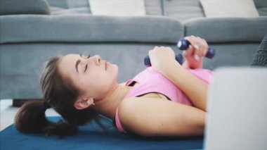 Kız--dan laptop egzersizleri yaparken ödev yapıyor.