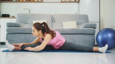 Kız bacaklarını harika bir streç vardır.