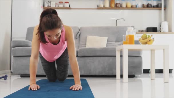 Das Mädchen Macht Fleißig Übungen Für Ihre Beine Gleichzeitig Atmet — Stockvideo