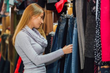 Kot pantolon ve moda giyim mağazasında alışveriş kadın ile.