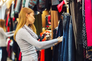 Kot pantolon ve moda giyim mağazasında alışveriş kadın ile.